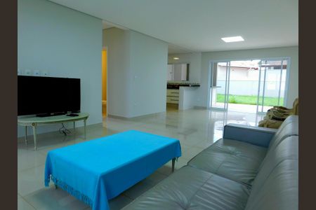 Casa de condomínio para alugar com 252m², 4 quartos e 6 vagasSala