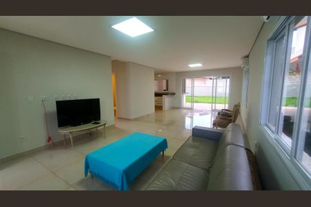 Casa de condomínio para alugar com 252m², 4 quartos e 6 vagas Casa de condomínio para alugar com 252m², 4 quartos e 6 vagasDetalhe Sala