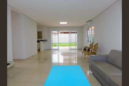 Casa de condomínio para alugar com 252m², 4 quartos e 6 vagasSala