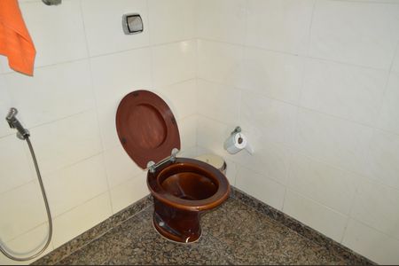 Casa à venda com 630m², 5 quartos e 6 vagasBanheiro da área da piscina