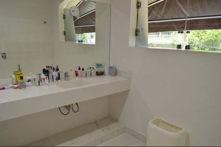 Casa à venda com 630m², 5 quartos e 6 vagasBanheiro da Suíte 2