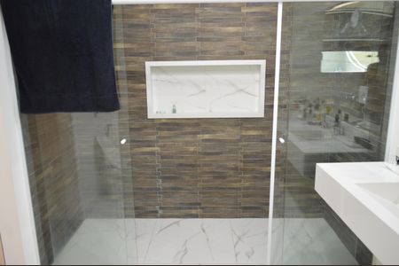 Casa à venda com 630m², 5 quartos e 6 vagasBanheiro da Suíte 2