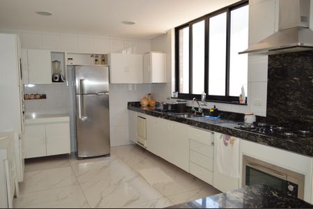 Casa à venda com 630m², 5 quartos e 6 vagasCozinha