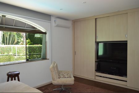 Casa à venda com 630m², 5 quartos e 6 vagasSuíte 4