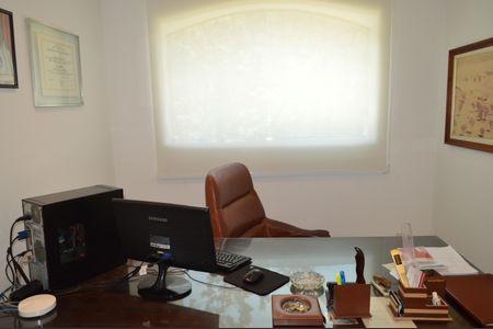 Casa à venda com 630m², 5 quartos e 6 vagasEscritório