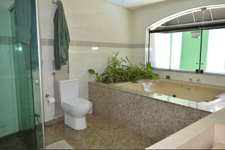 Casa à venda com 630m², 5 quartos e 6 vagasBanheiro da Suíte 3