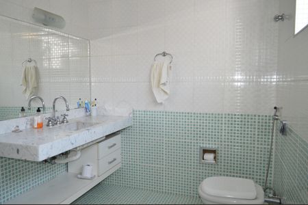 Casa à venda com 630m², 5 quartos e 6 vagasBanheiro da Suíte 1