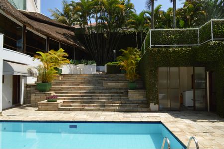 Casa à venda com 630m², 5 quartos e 6 vagasPiscina