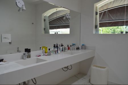 Casa à venda com 630m², 5 quartos e 6 vagasBanheiro da Suíte 2