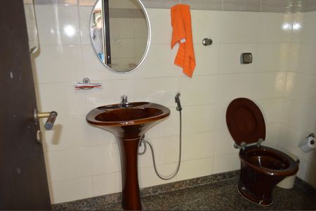 Casa à venda com 630m², 5 quartos e 6 vagasBanheiro da área da piscina