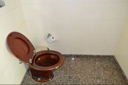 Casa à venda com 630m², 5 quartos e 6 vagasBanheiro da área da piscina