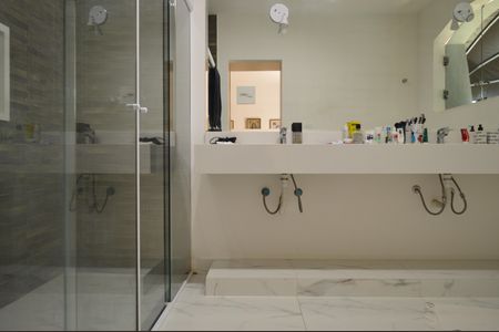 Casa à venda com 630m², 5 quartos e 6 vagasBanheiro da Suíte 2