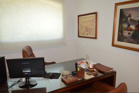 Casa à venda com 630m², 5 quartos e 6 vagasEscritório