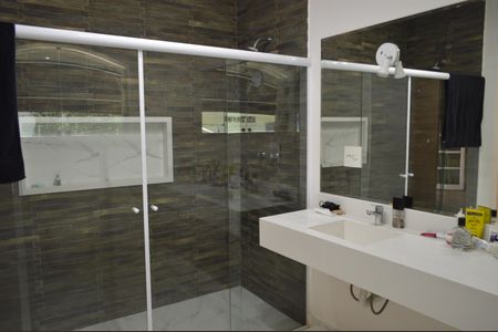 Casa à venda com 630m², 5 quartos e 6 vagasBanheiro da Suíte 2