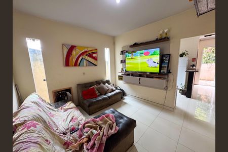 Casa à venda com 80m², 2 quartos e 2 vagas Casa à venda com 80m², 2 quartos e 2 vagasSala
