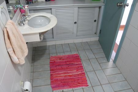 Casa à venda com 382m², 4 quartos e 6 vagasBanheiro 2