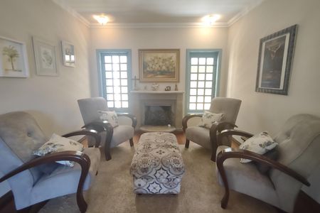 Casa à venda com 382m², 4 quartos e 6 vagasSala