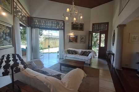 Casa à venda com 382m², 4 quartos e 6 vagasSala