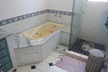 Casa à venda com 382m², 4 quartos e 6 vagasBanheiro da Suíte 1