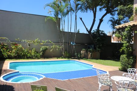 Casa à venda com 382m², 4 quartos e 6 vagasPiscina