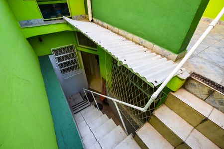Casa de condomínio à venda com 79m², 2 quartos e 1 vagaEscada de acesso ao terraço