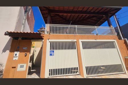 Casa para alugar com 224m², 3 quartos e 3 vagas Casa para alugar com 224m², 3 quartos e 3 vagasFachada + Plaquinha