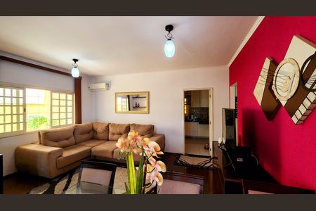 Casa para alugar com 224m², 3 quartos e 3 vagas Casa para alugar com 224m², 3 quartos e 3 vagasSala