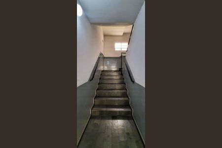 Apartamento à venda com 54m², 2 quartos e 1 vaga Apartamento à venda com 54m², 2 quartos e 1 vagaEscada para os andares