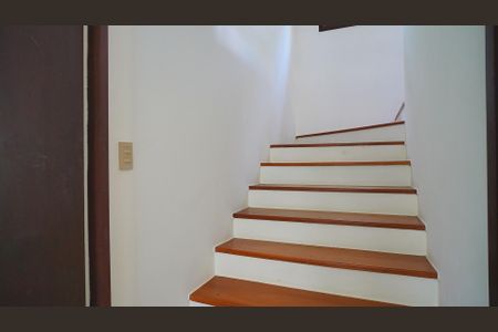 Casa de condomínio para alugar com 735m², 4 quartos e 2 vagas Casa de condomínio para alugar com 735m², 4 quartos e 2 vagasEscadaria