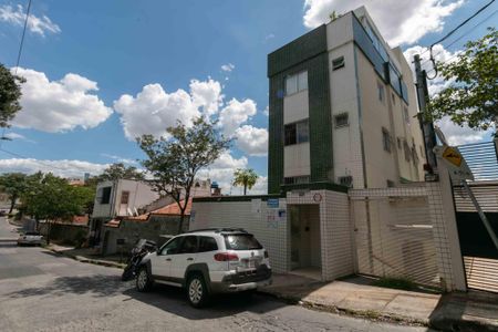 Apartamento à venda com 80m², 2 quartos e 1 vaga Apartamento à venda com 80m², 2 quartos e 1 vagaFachada