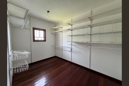 Casa à venda com 240m², 3 quartos e 2 vagasQuarto Suíte