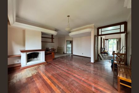 Casa à venda com 240m², 3 quartos e 2 vagassala