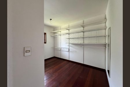 Casa à venda com 240m², 3 quartos e 2 vagasQuarto Suíte