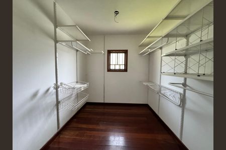 Casa à venda com 240m², 3 quartos e 2 vagasQuarto Suíte
