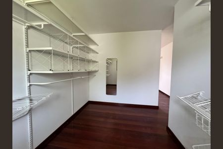 Casa à venda com 240m², 3 quartos e 2 vagasQuarto Suíte