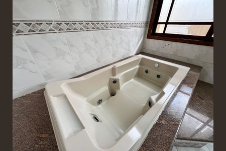 Casa à venda com 240m², 3 quartos e 2 vagasBanheiro da Suíte