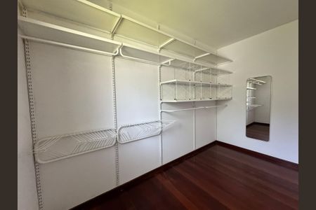 Casa à venda com 240m², 3 quartos e 2 vagasQuarto Suíte