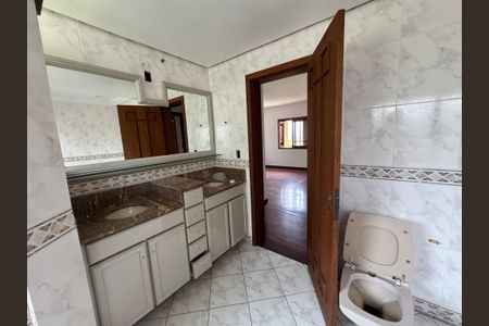 Casa à venda com 240m², 3 quartos e 2 vagasBanheiro da Suíte