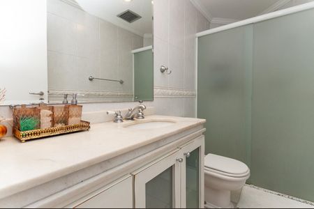 Apartamento à venda com 98m², 2 quartos e 2 vagasBanheiro do quarto 1 Suíte