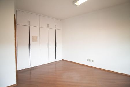 Casa à venda com 557m², 6 quartos e 4 vagas Casa à venda com 557m², 6 quartos e 4 vagasQuarto 5