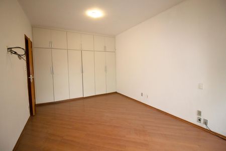 Casa à venda com 557m², 6 quartos e 4 vagas Casa à venda com 557m², 6 quartos e 4 vagasQuarto Suíte 1