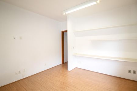 Casa à venda com 557m², 6 quartos e 4 vagas Casa à venda com 557m², 6 quartos e 4 vagasQuarto 6