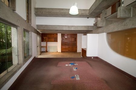 Casa à venda com 557m², 6 quartos e 4 vagas Casa à venda com 557m², 6 quartos e 4 vagasSala