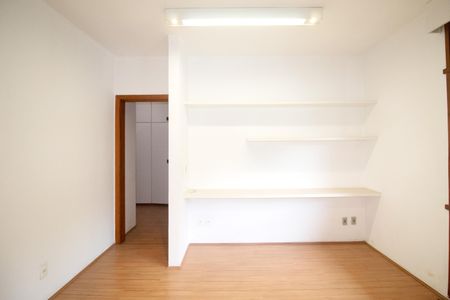 Casa à venda com 557m², 6 quartos e 4 vagas Casa à venda com 557m², 6 quartos e 4 vagasQuarto 6