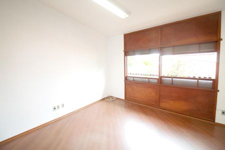 Casa à venda com 557m², 6 quartos e 4 vagas Casa à venda com 557m², 6 quartos e 4 vagasQuarto 4