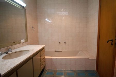 Casa à venda com 557m², 6 quartos e 4 vagas Casa à venda com 557m², 6 quartos e 4 vagasQuarto Suíte 2 Banheiro