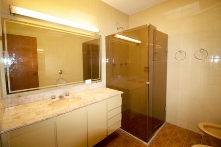 Casa à venda com 557m², 6 quartos e 4 vagas Casa à venda com 557m², 6 quartos e 4 vagasQuarto Suíte 1 Banheiro