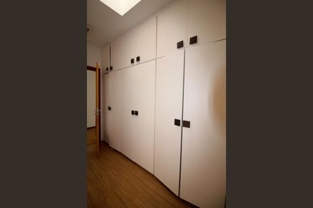 Casa à venda com 557m², 6 quartos e 4 vagas Casa à venda com 557m², 6 quartos e 4 vagasQuarto Suíte 2