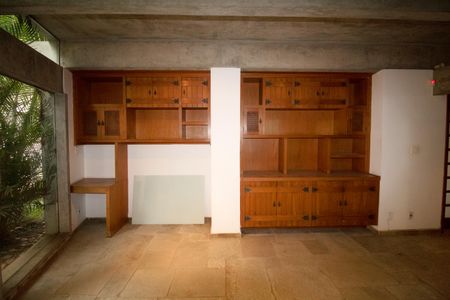 Casa à venda com 557m², 6 quartos e 4 vagas Casa à venda com 557m², 6 quartos e 4 vagasSala