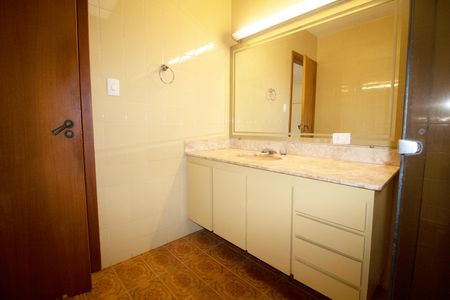 Casa à venda com 557m², 6 quartos e 4 vagas Casa à venda com 557m², 6 quartos e 4 vagasQuarto Suíte 1 Banheiro